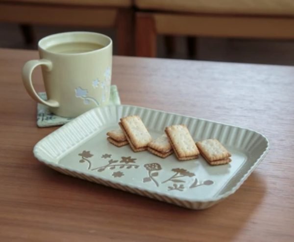 波佐見燒花束圖案長方形餐盤 放在餐枱上盛載食物的範例圖片